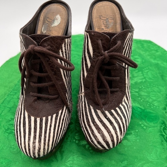 Brown and white stripes with front lace up with heels - Picture 9 of 11